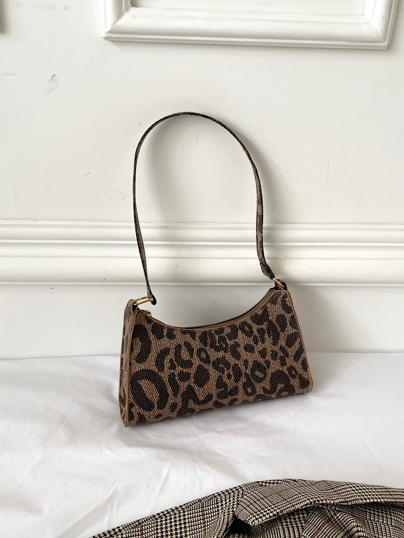 Baguette bag with leopard pattern