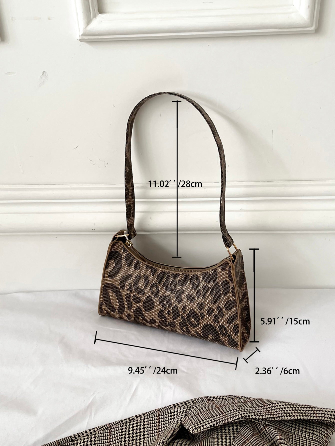 Baguette bag with leopard pattern