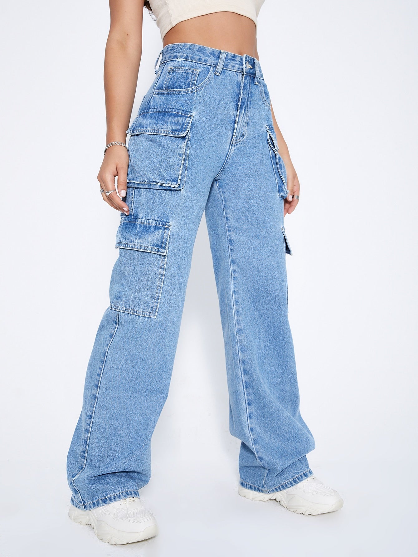 Cargo jeans with high waist and side flap pockets