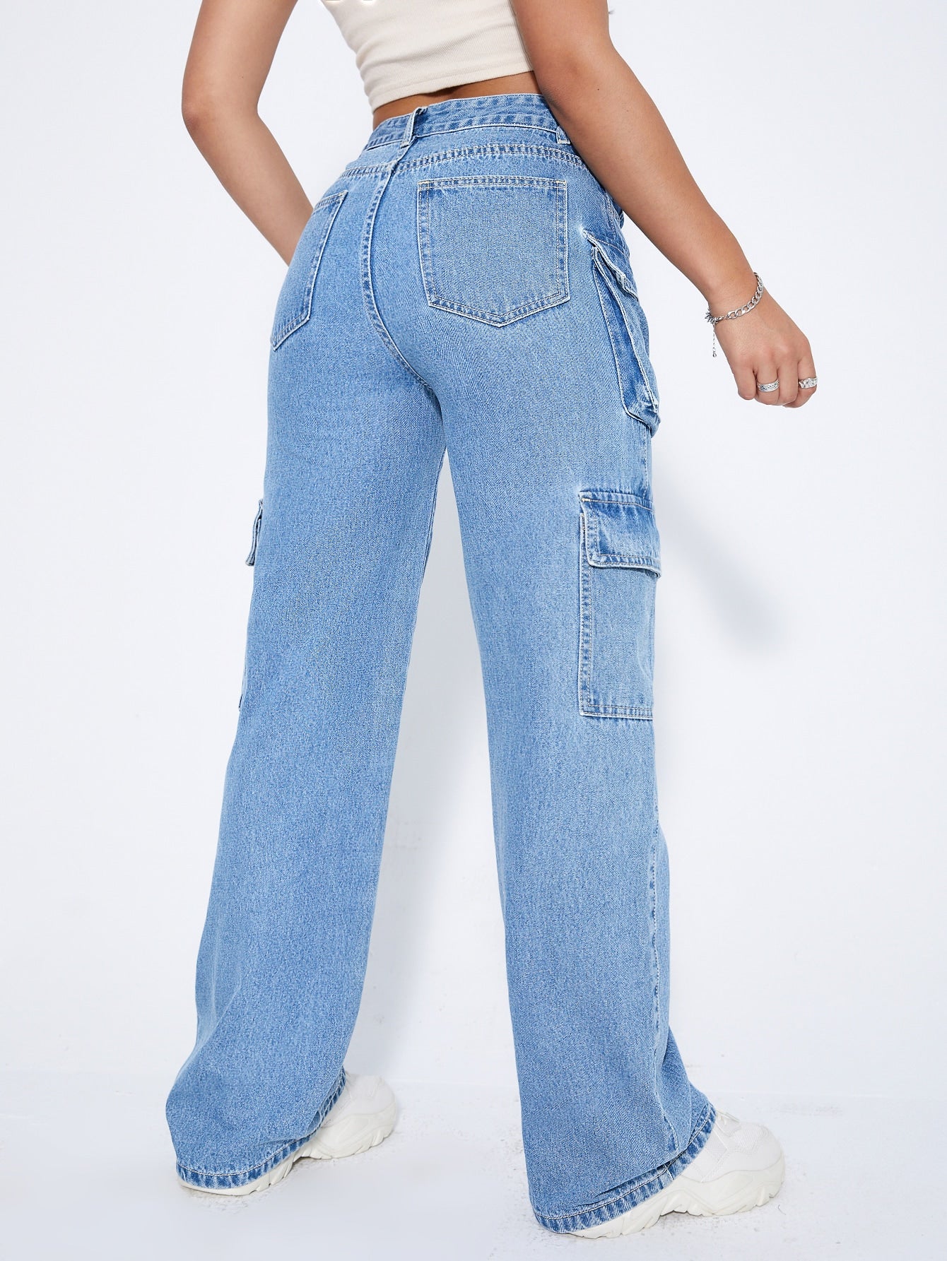 Cargo jeans with high waist and side flap pockets