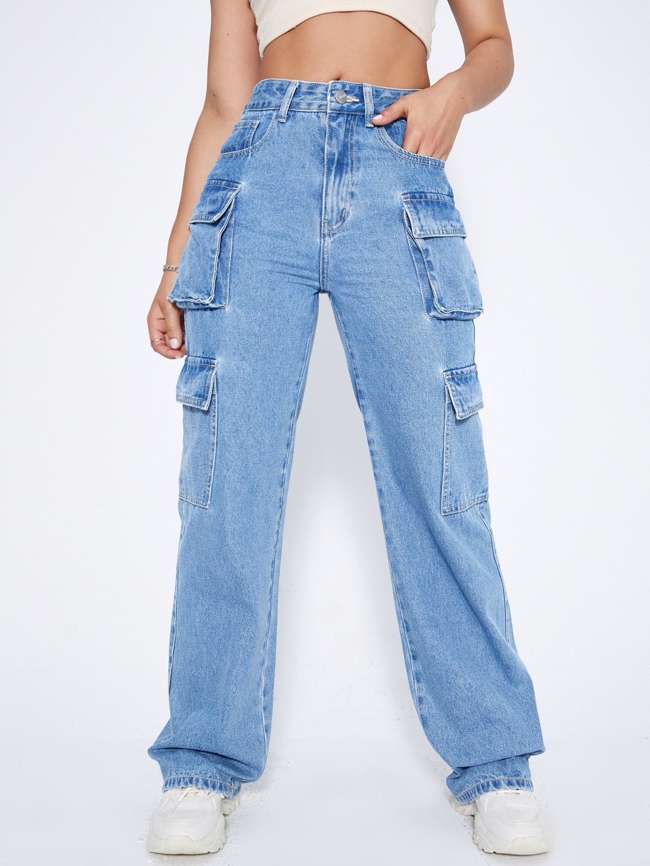 Cargo jeans with high waist and side flap pockets