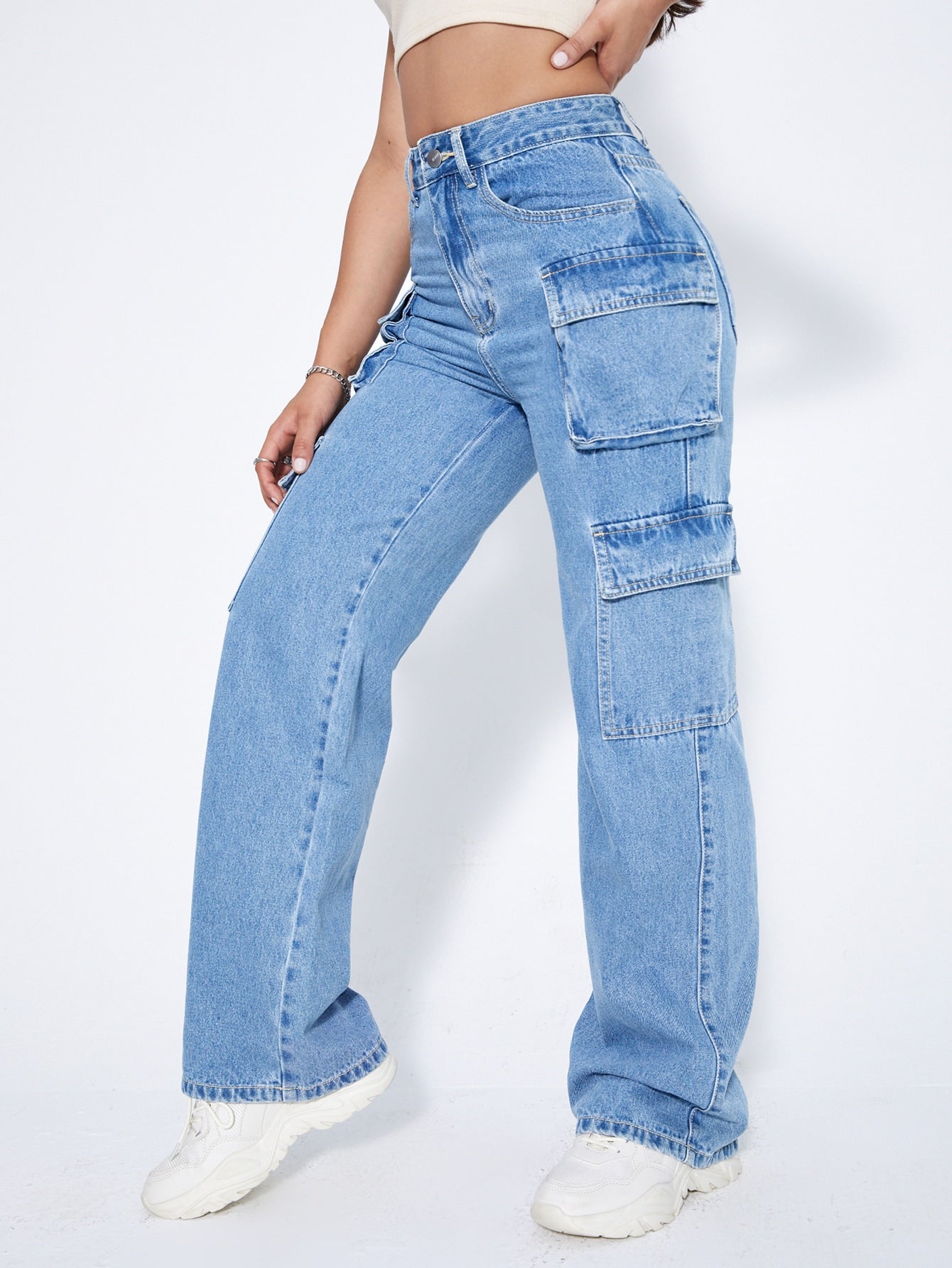 Cargo jeans with high waist and side flap pockets