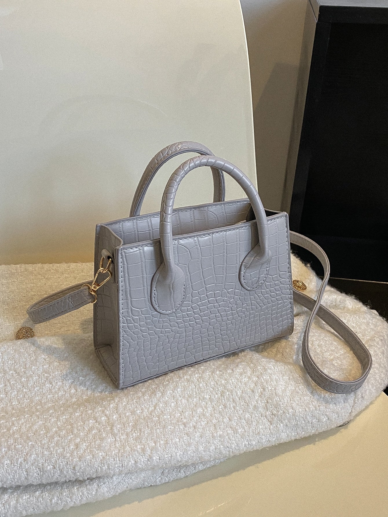 Square bag with crocodile embossing, double handle